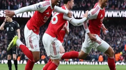 贺希宁45分钟火力全开，三分球命中率达五成，连续八战得分上双。